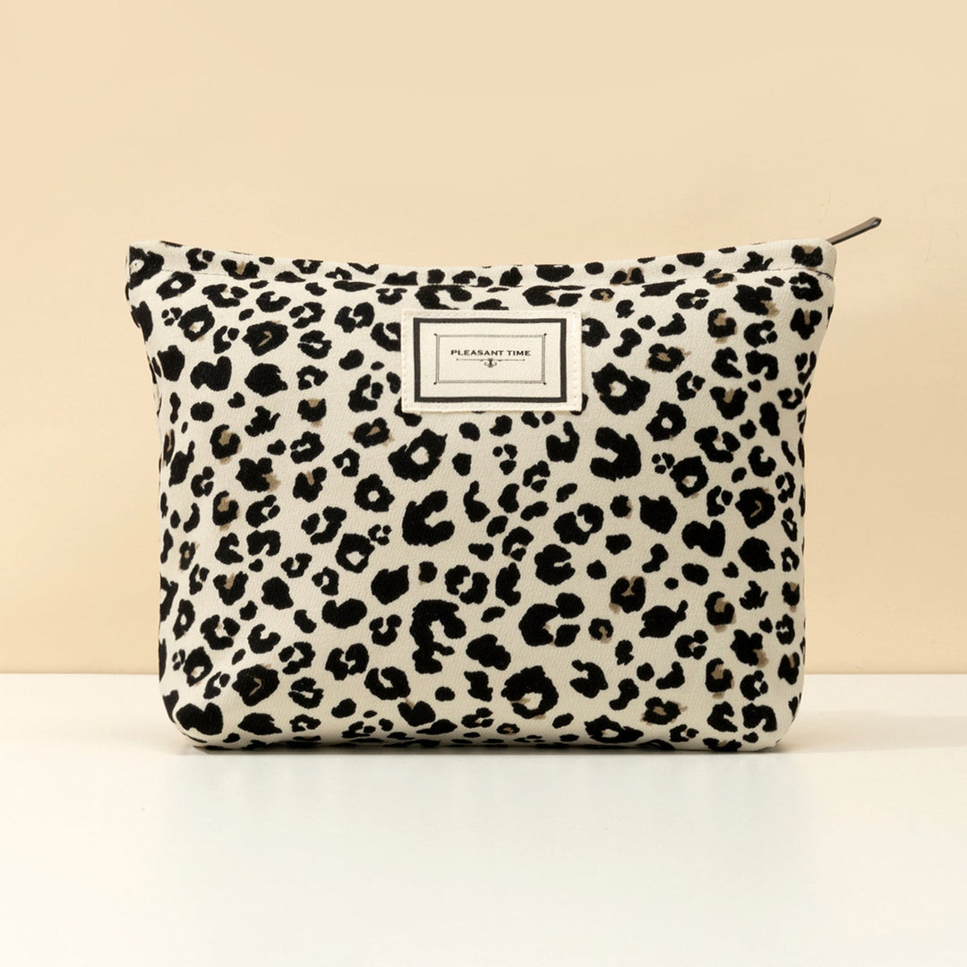 Trousse de maquillage léopard chic pour femme, compacte et élégante, idéale voyage et rangement cosmétiques.