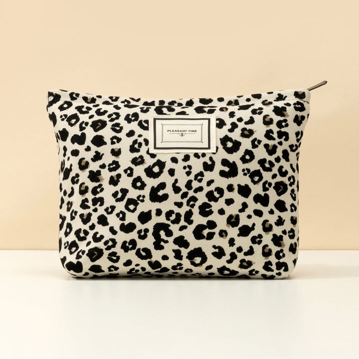 Trousse de maquillage léopard chic pour femme, compacte et élégante, idéale voyage et rangement cosmétiques.