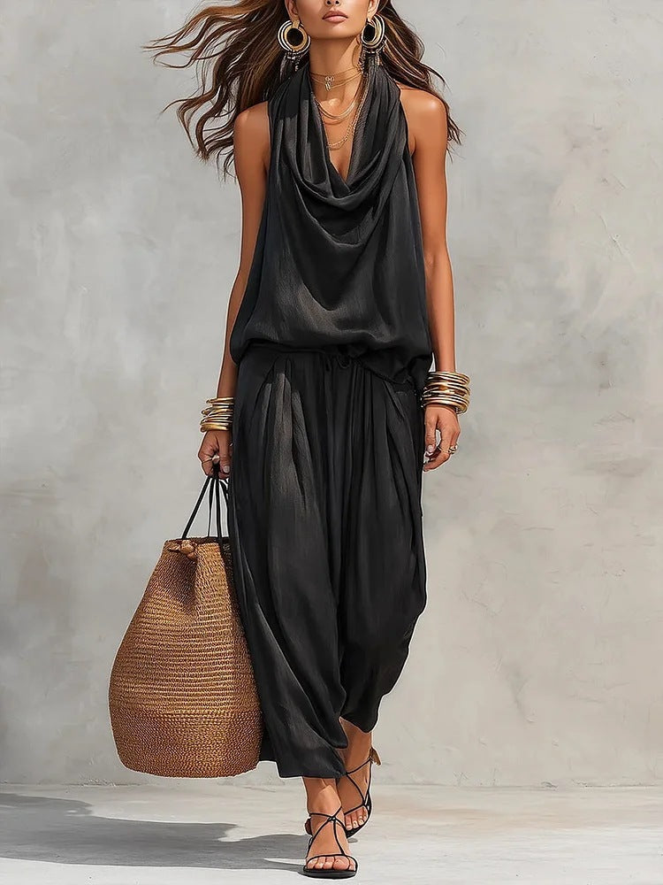Ensemble fluide femme élégant, top drapé et pantalon ample noir. Tenue chic confortable pour soirée d'été.