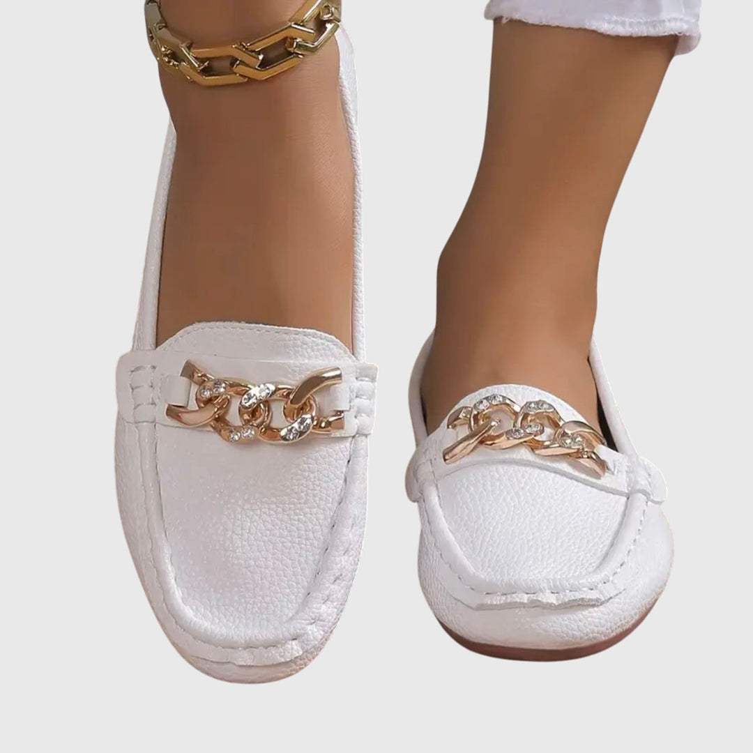 Mocassins femme à bout rond classiques, rehaussés d'une chaîne dorée. Confortables et faciles à assortir.