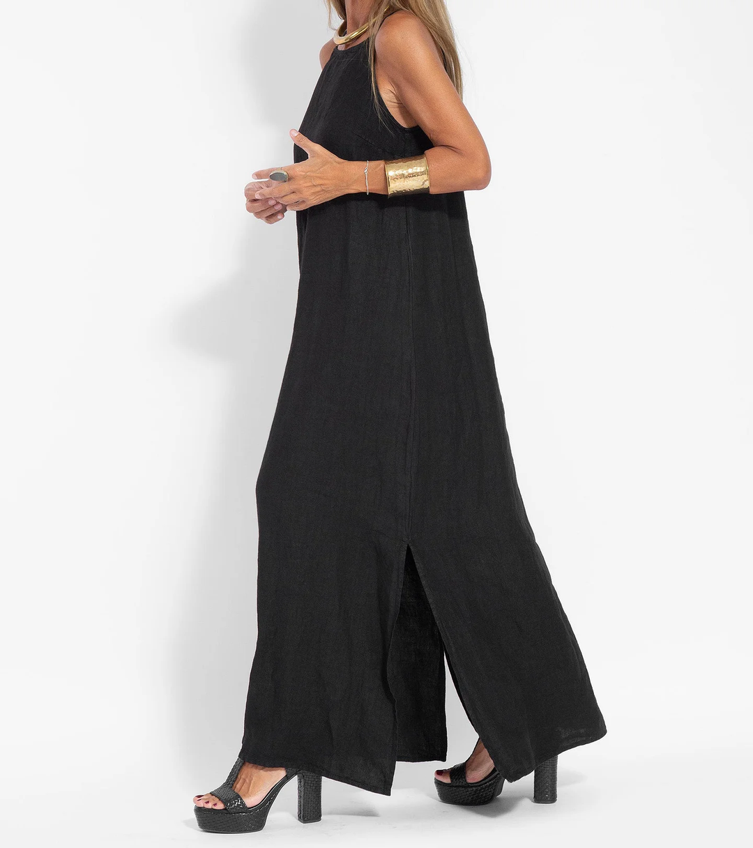 Élégante robe longue d'été à bretelles fines, coupe fluide pour femme. Idéale pour les journées chaudes et les soirées chic.