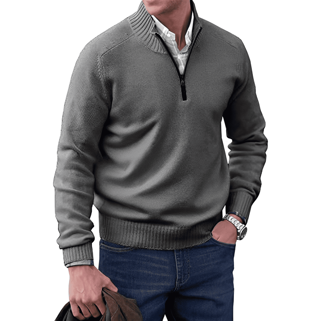 Mode masculine: pull zippé homme élégant à col montant, parfait avec un jean ou un pantalon habillé.