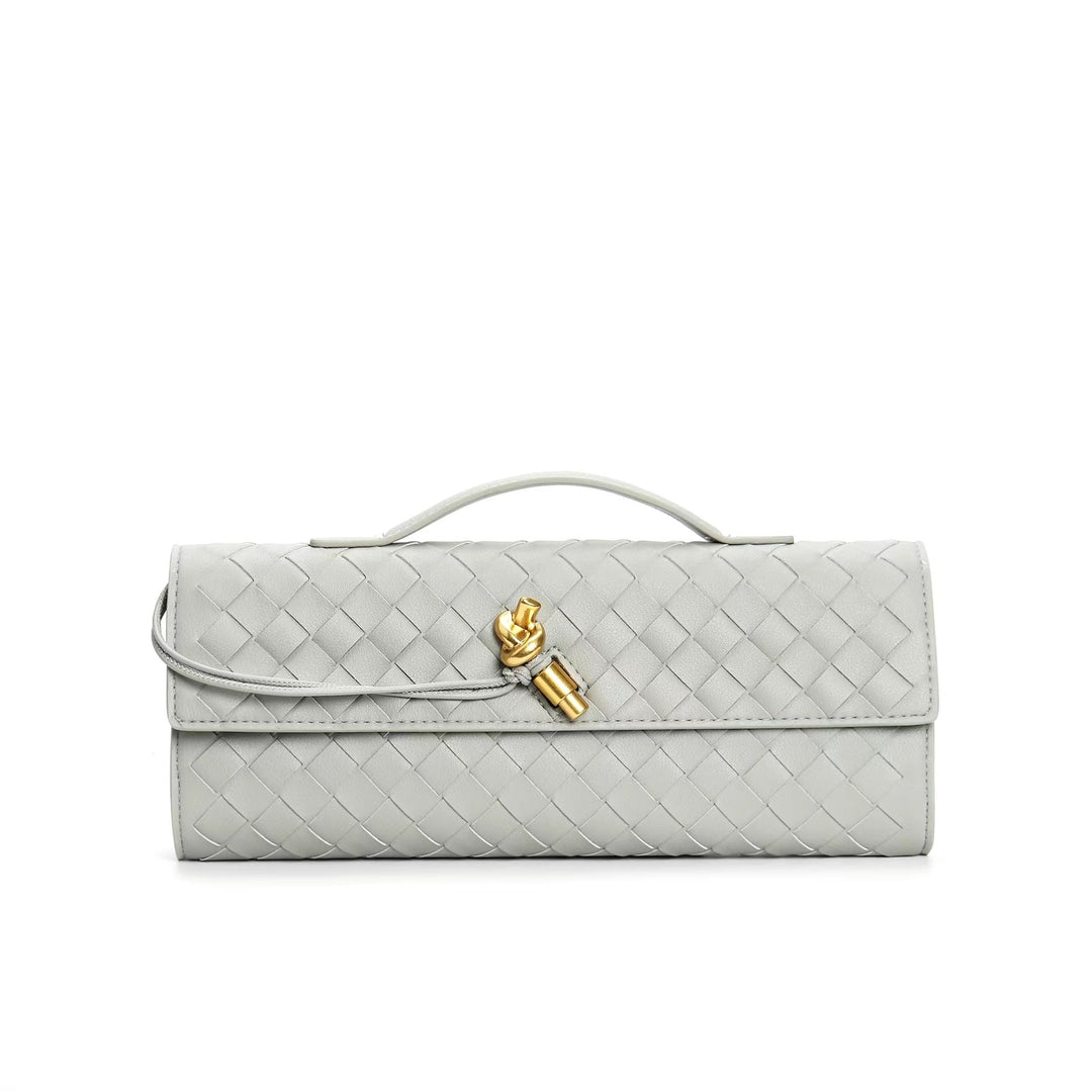 Sac à main femme en cuir tressé, style élégant, porté à l'épaule.