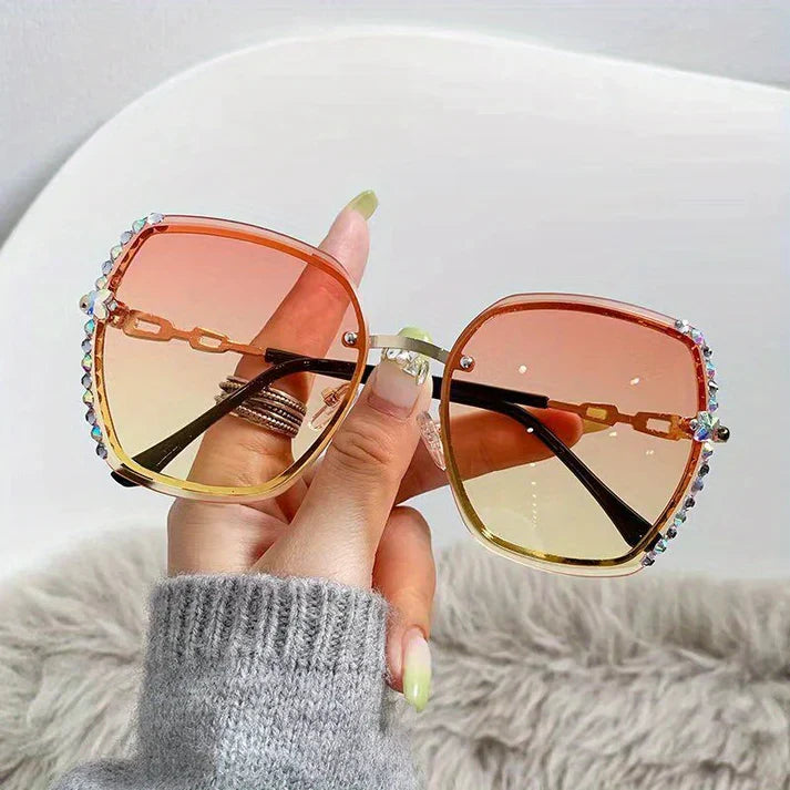 Élégantes lunettes de soleil femme sans monture, cristaux glamour, parfaites accessoire d'été.