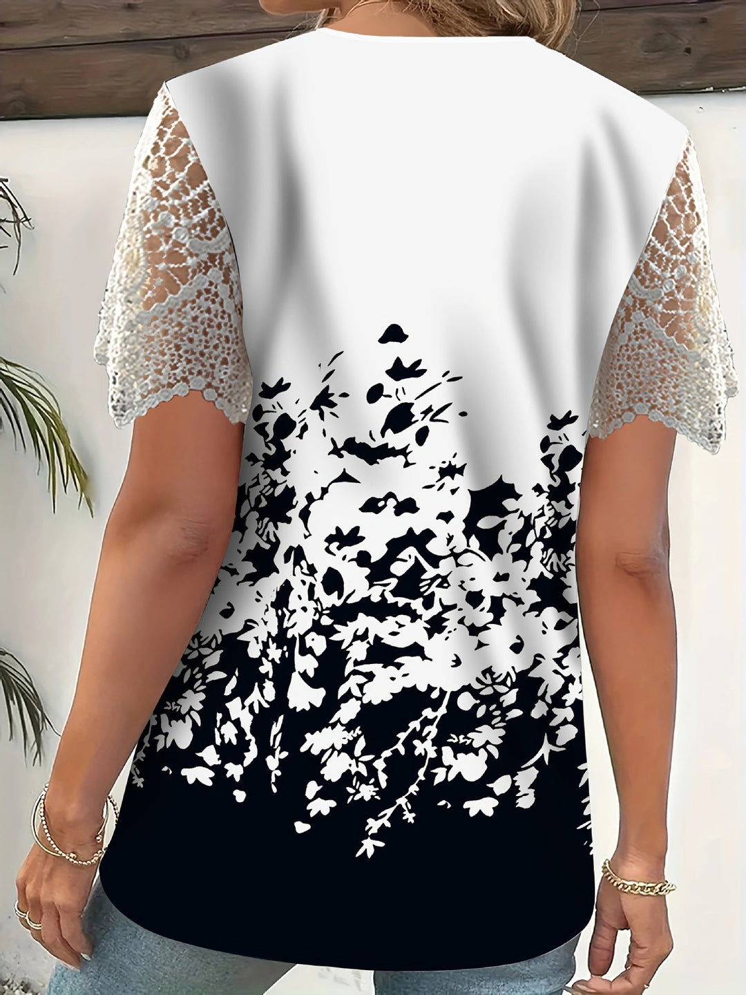 Haut floral femme à motif de fleurs et papillons. Décolleté V et manches en dentelle. Mode printemps été.