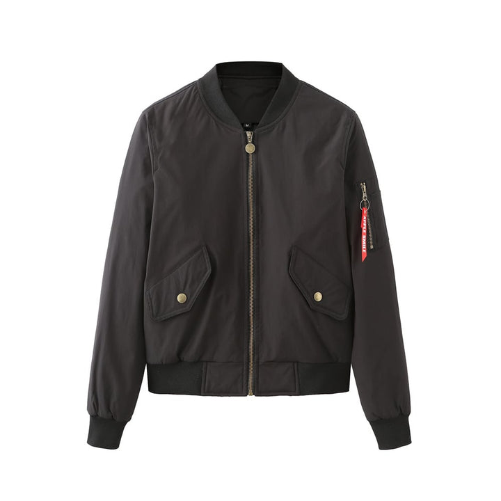 Blouson bombardier femme chic et léger, idéal pour un look décontracté urbain au printemps.