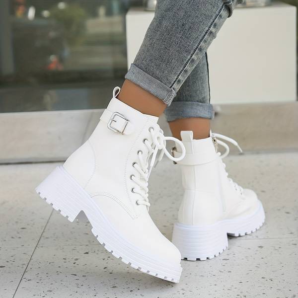 Bottes noires hivernales pour femmes avec talon compensé. Chaussures confortables et stylées mode femme.