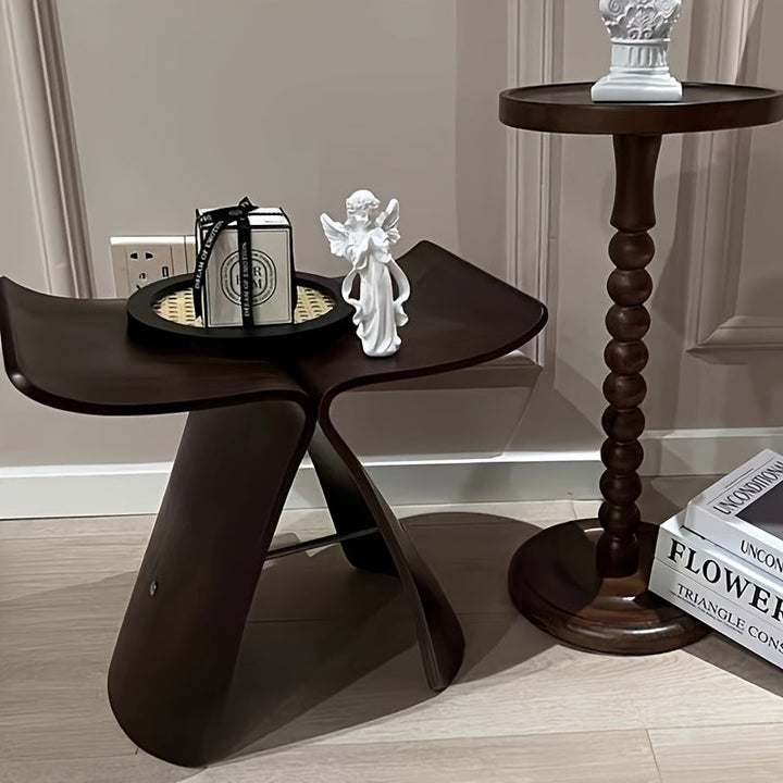 Tabouret Papillon en bois clair, meuble d'appoint léger et intemporel pour tout intérieur.