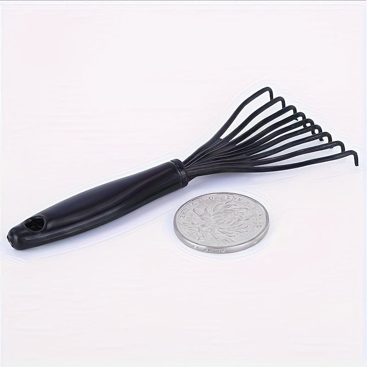Gardez vos peignes et brosses impeccables avec ce mini outil. Pour une hygiène capillaire et des cheveux propres.