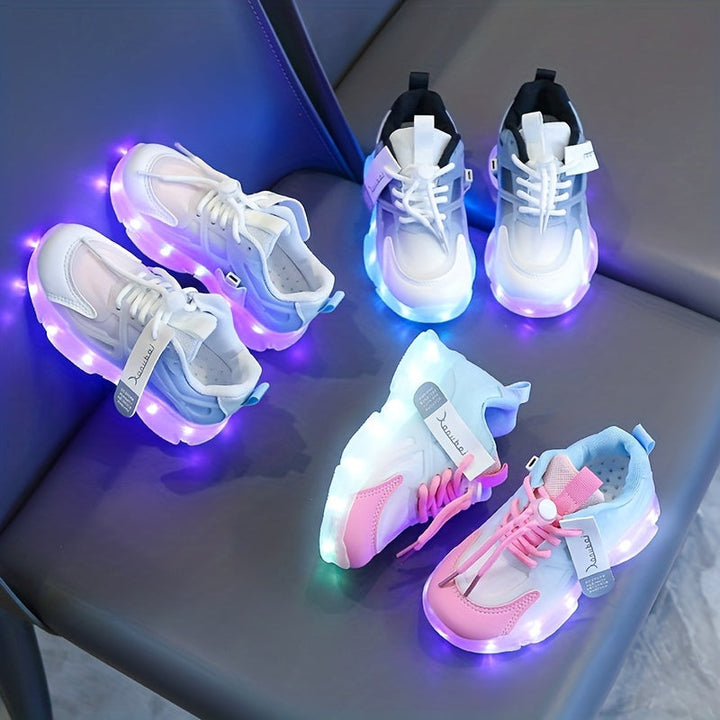 Baskets lumineuses LED colorées pour enfants, style éclatant et ludique.