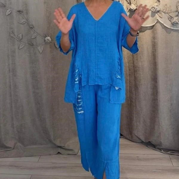 Détail de l'ensemble femme 2 pièces: pantalon fluide et top chic à décolleté V. Confortable et décontracté.