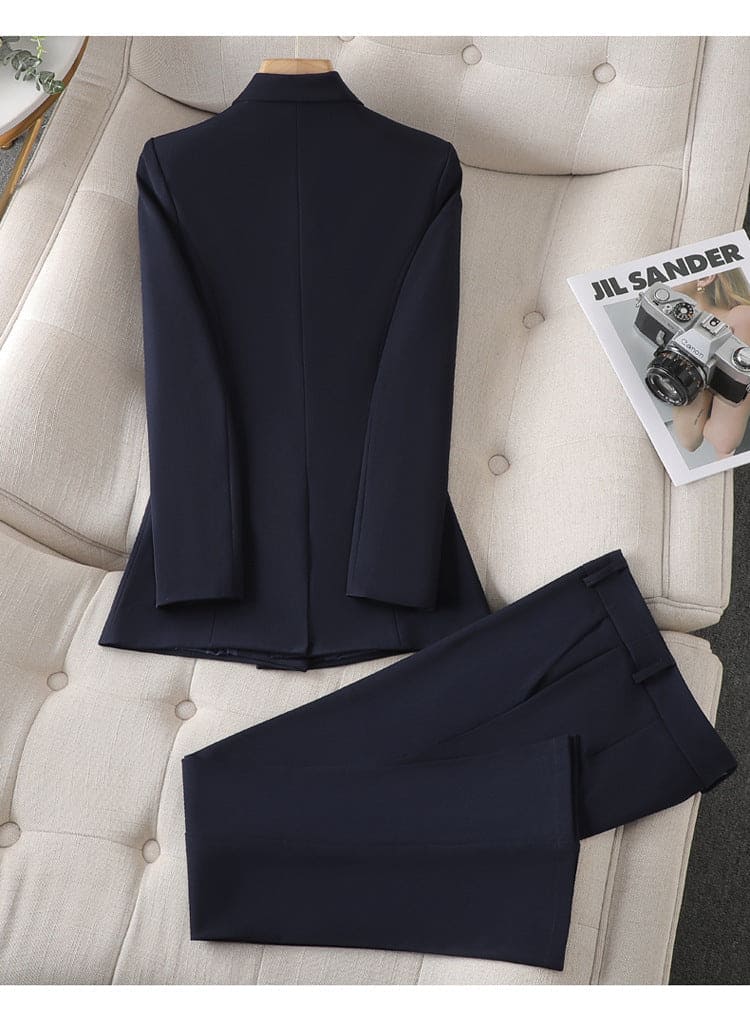 Blazer femme élégant, coupe ajustée, parfait avec pantalon pour un look professionnel.