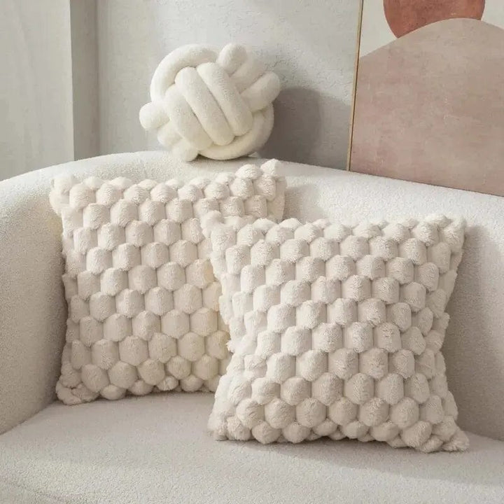Housse de coussin en peluche douce, idéale pour un confort cosy au salon ou dans la chambre.