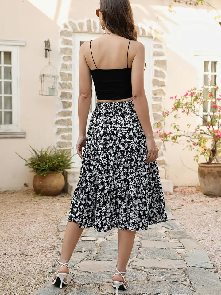 Détail de la jupe fleurie femme, tissu léger et coupe évasée. Idéale pour les journées chaudes.