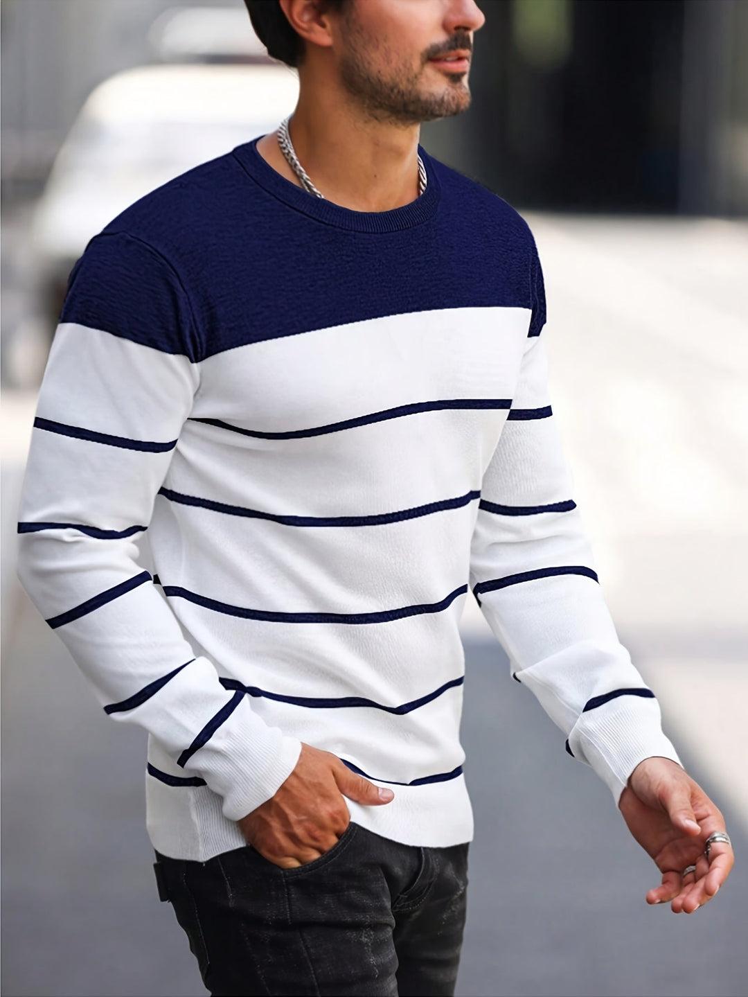 Pull homme rayé porté avec un jean, look casual chic et confortable. Idéal pour la mode masculine moderne.