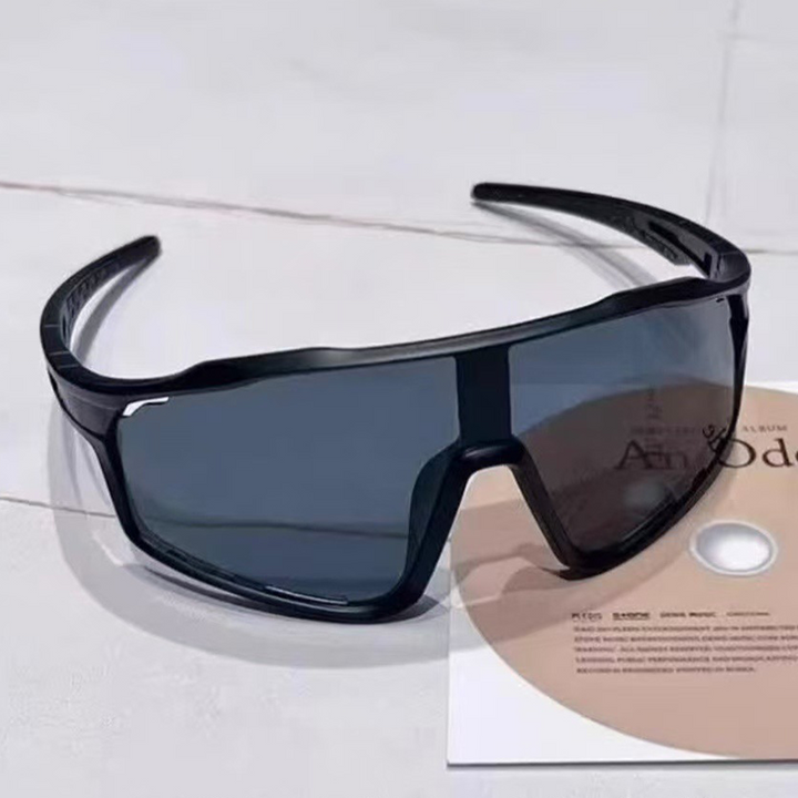 Équipement sportif : lunettes photochromiques légères avec vision panoramique pour outdoor.