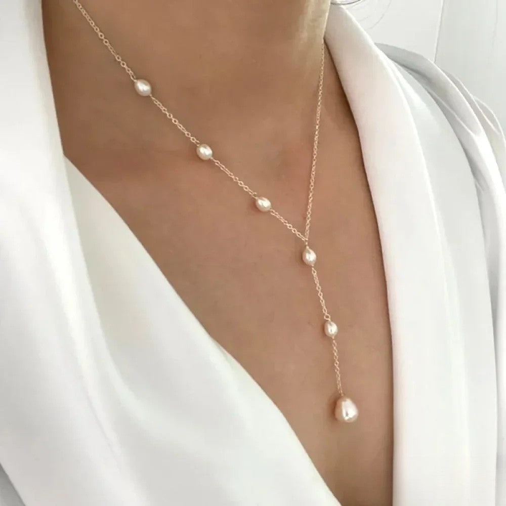 Collier élégant femme, perles irisées et pendentif vintage, bijou chic et tendance pour un style raffiné.