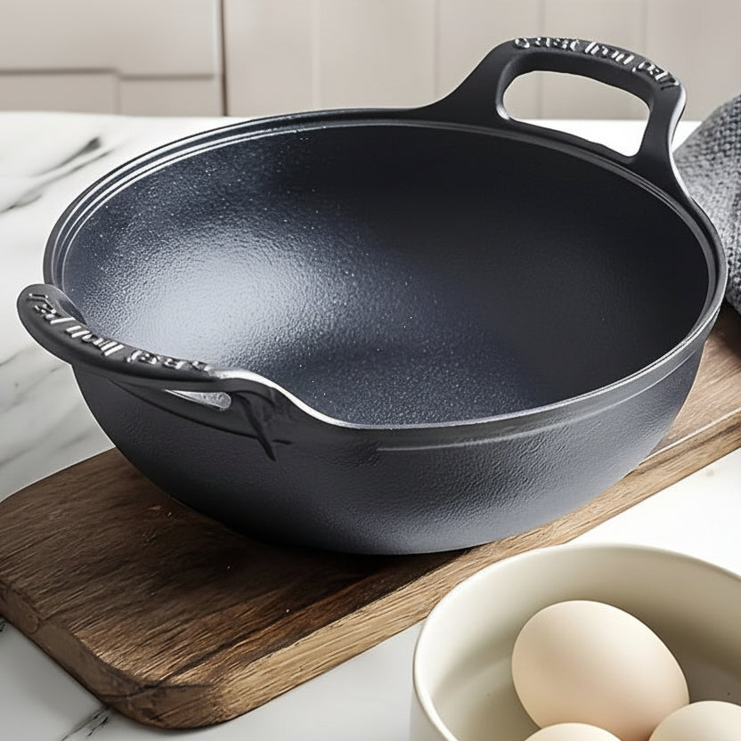 Poêle en fonte compacte, idéale cuisine intérieure/extérieure, camping. Robuste, durable.