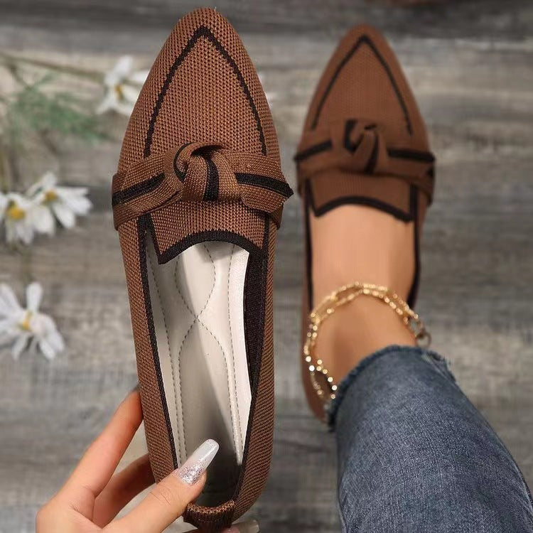 Gros plan: chaussures plates tissées femme avec détail noué, aérées pour confort décontracté d'été.
