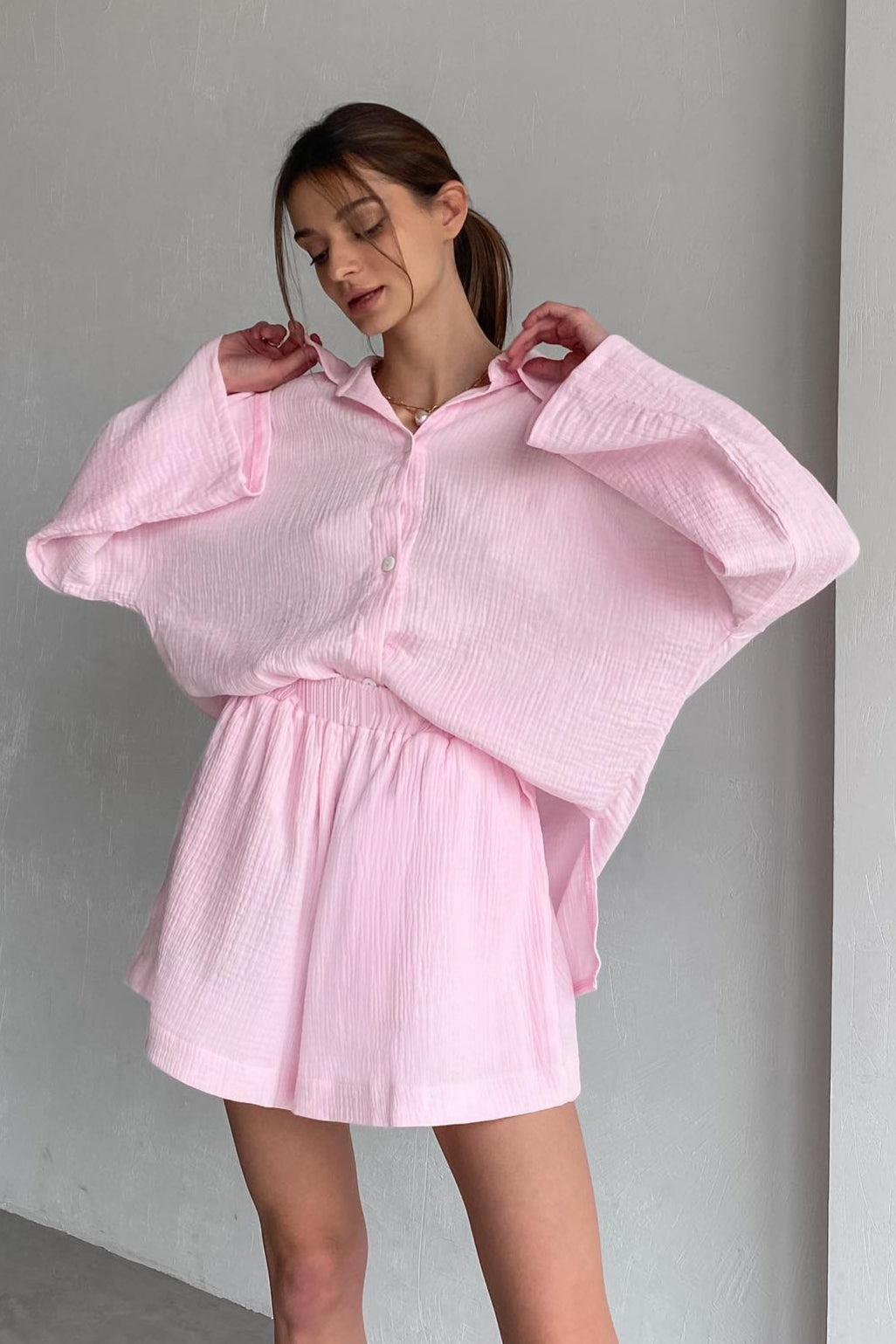 Ensemble élégant femme coton rose/vert : chemise longue et pantalon ample décontracté. Idéal printemps-été.