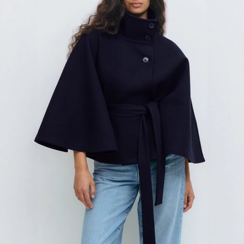 Manteau cape femme ceinturé, style élégant, col montant pour l'hiver. Vêtement chic et chaud. Mode femme.
