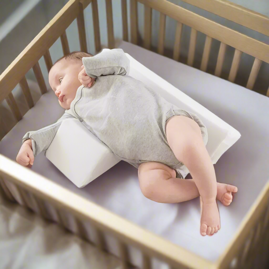 Coussin anti-roulade réglable pour bébé, assure un sommeil sécurisé et un maintien doux. Mousse mémoire pour confort.