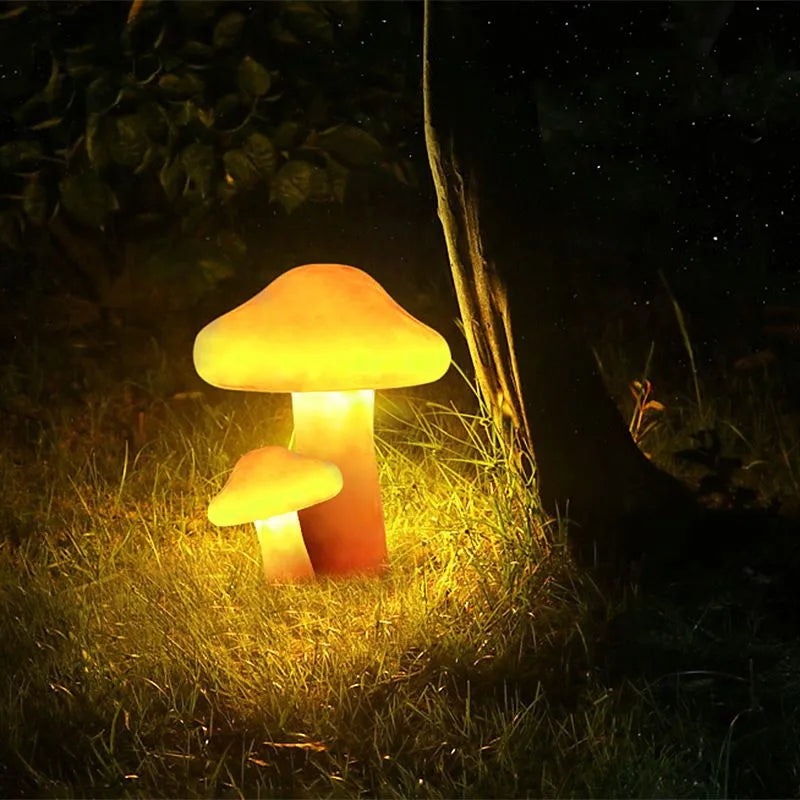 Éclairage extérieur LED champignon orange en résine, parfait pour chemin de jardin ou massifs décoratifs.