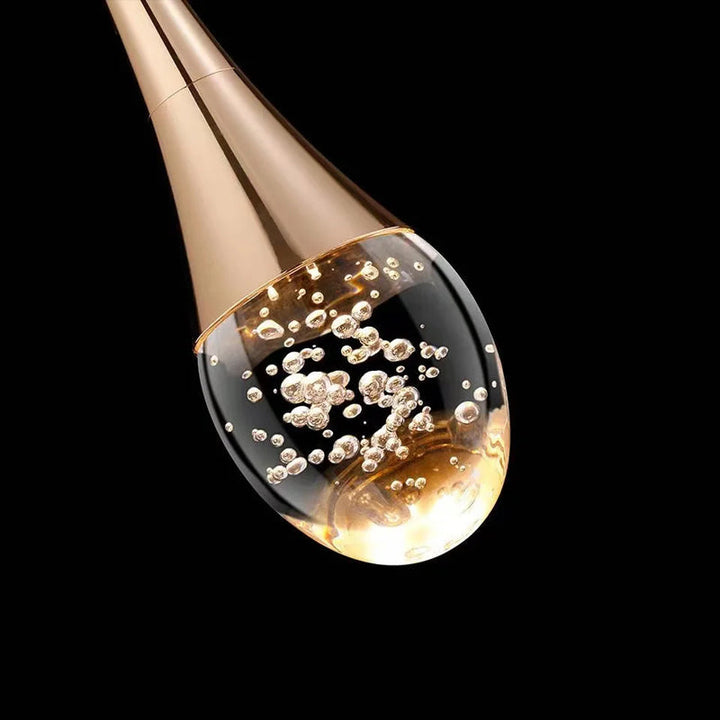 Luminaire suspension en verre Vetra créant une ambiance chaleureuse, parfait pour chambre ou séjour moderne.