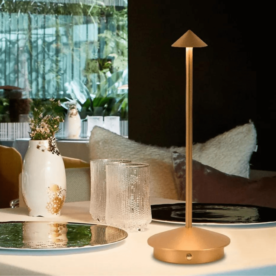 Lampe portable sans fil pour chevet, lumière douce LED, fonction tactile pour confort optimal.