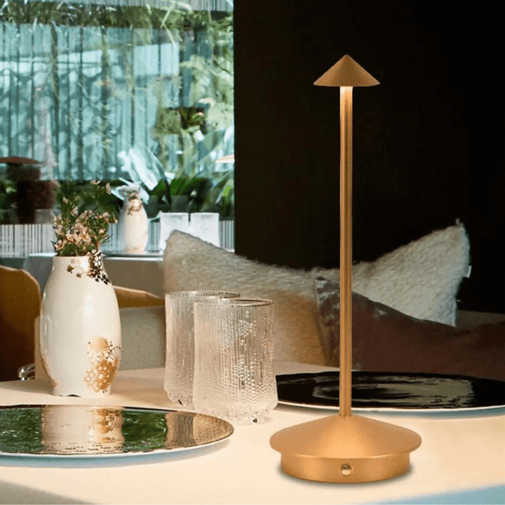 Lampe portable sans fil pour chevet, lumière douce LED, fonction tactile pour confort optimal.