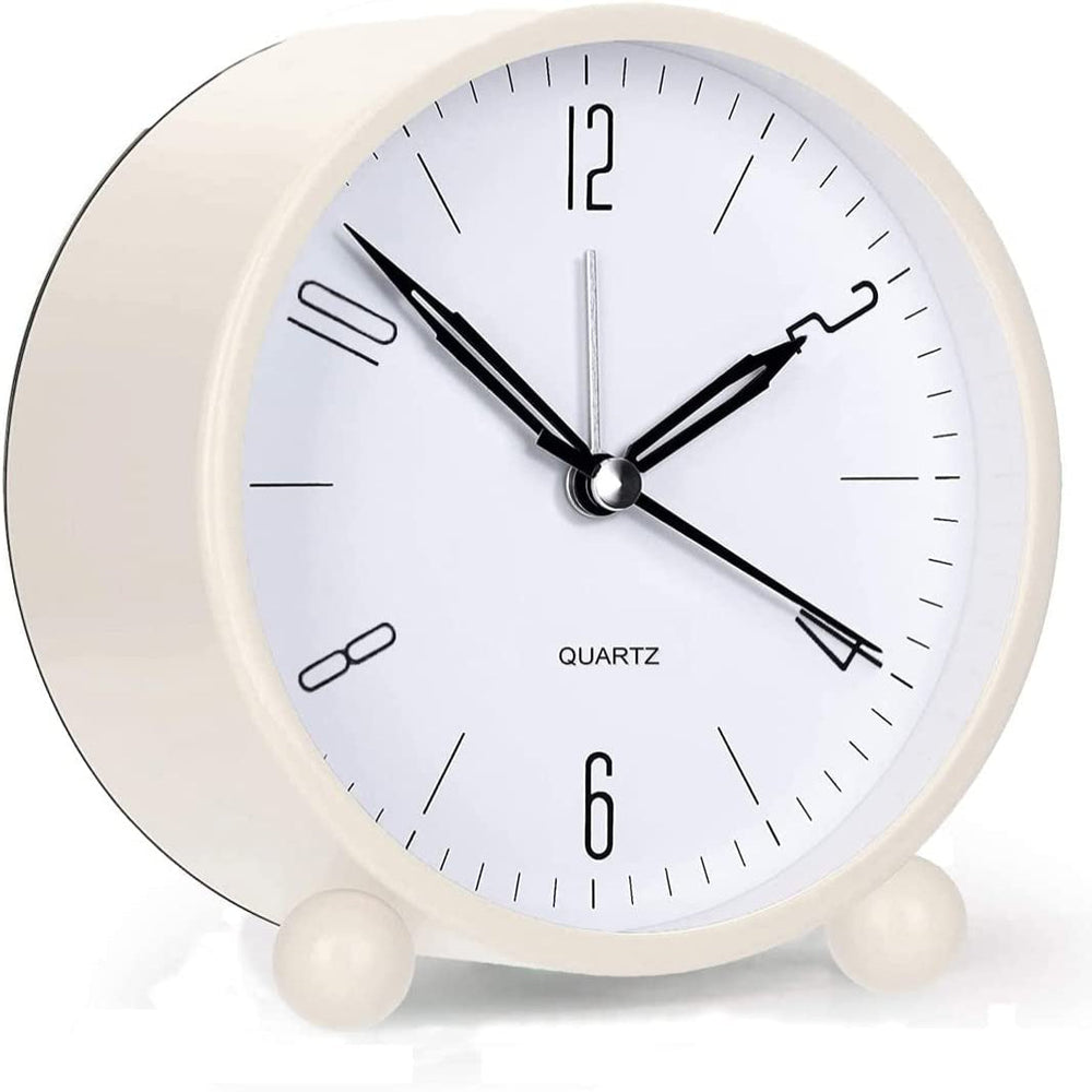 Réveil analogique sans tic-tac avec veilleuse douce, parfait pour un sommeil paisible.