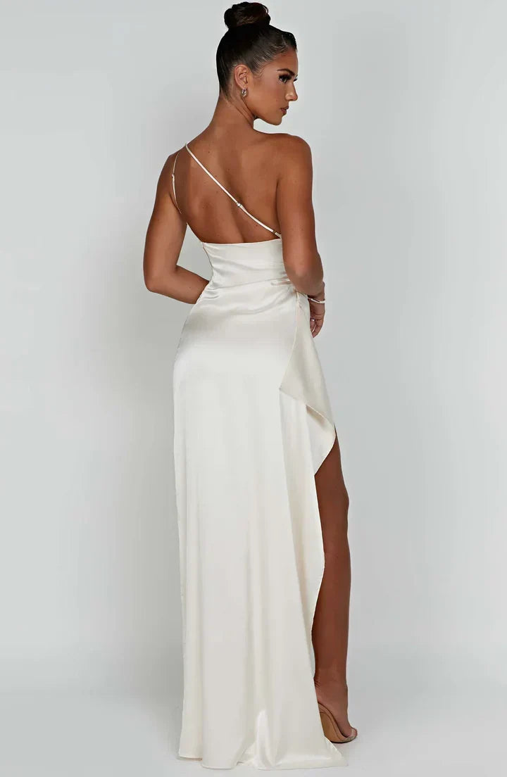 Robe satinée une épaule fendue, asymétrique, pour femme moderne.