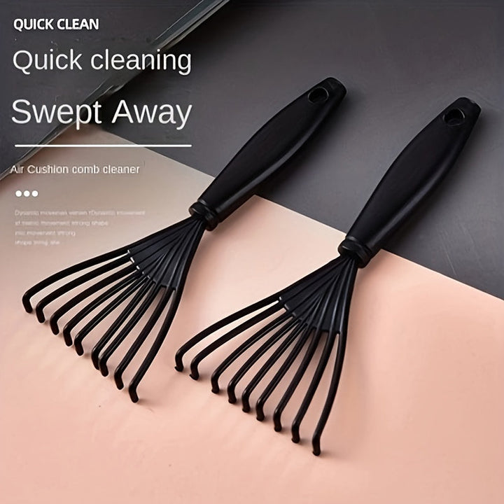 Accessoire compact de nettoyage pour peignes et brosses. Indispensable pour enlever les cheveux et saletés.