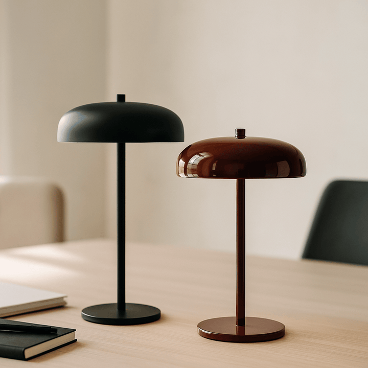 Lampe de table LED sans fil, rechargeable, tactile. Design moderne avec abat-jour dôme. Idéale pour toute pièce.