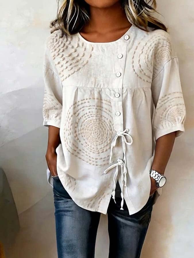 Haut femme élégant à imprimé texturé et boutons asymétriques. Look moderne et naturel.