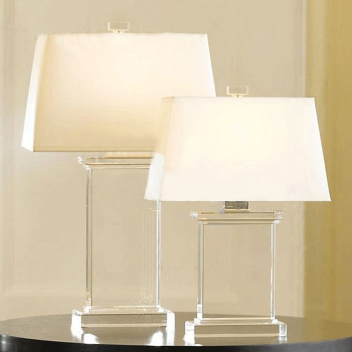 Éclairage raffiné : lampe de bureau rectangulaire en cristal taillé, abat-jour blanc, design moderne.