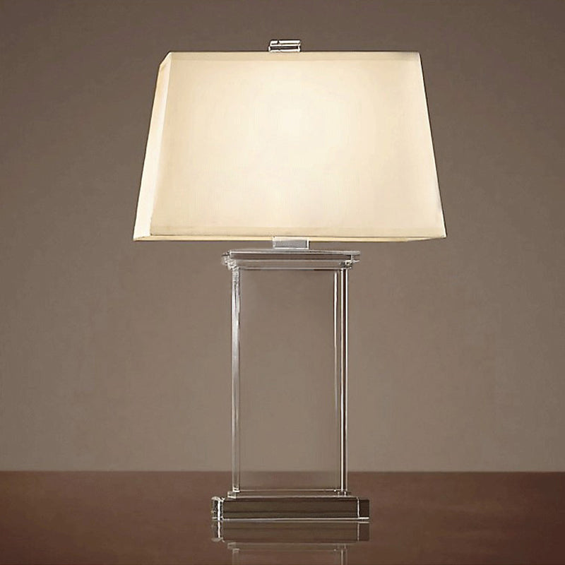 Design moderne : lampe de bureau rectangulaire en cristal transparent, idéale pour un intérieur contemporain.