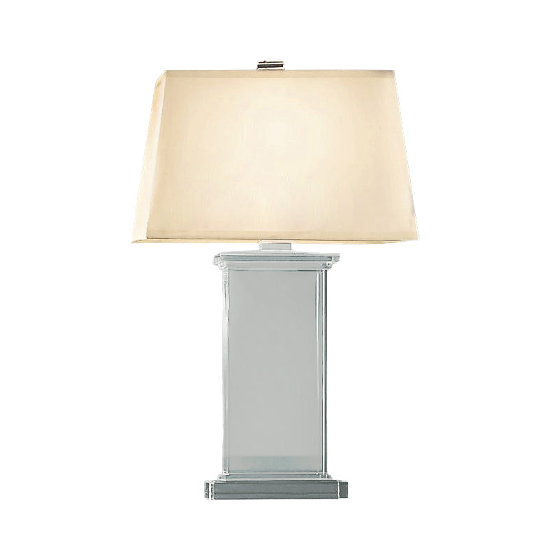 Lampe de bureau élégante en cristal rectangulaire, abat-jour blanc moderne, éclairage intérieur design.