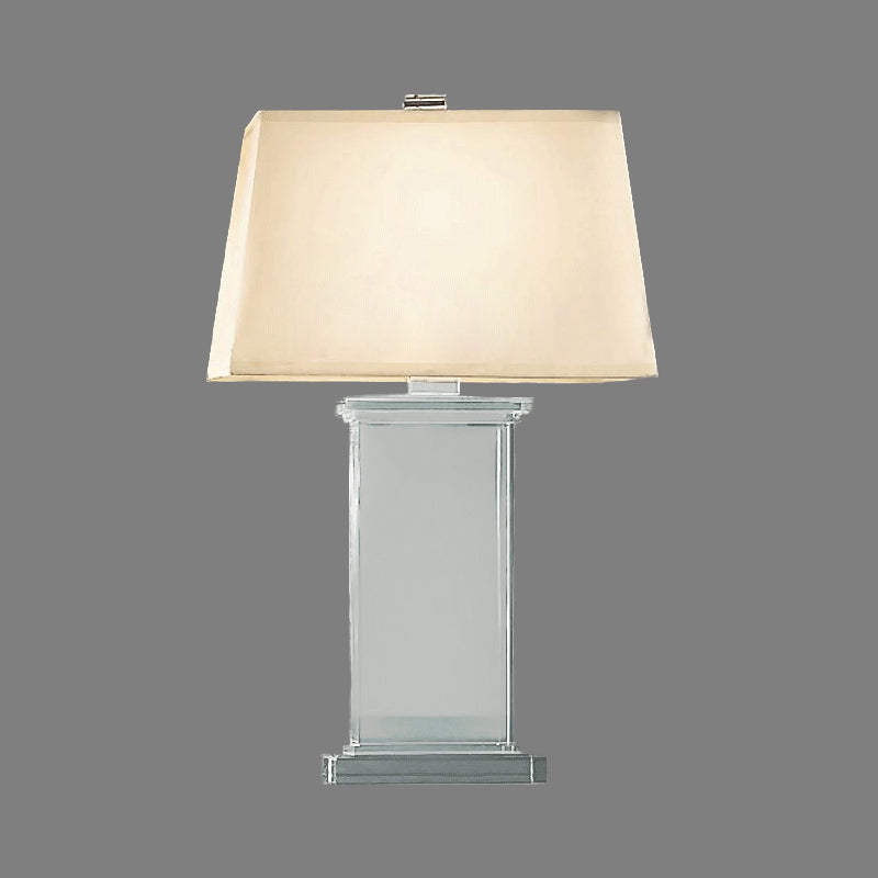 Lampe de bureau design en cristal rectangulaire, abat-jour blanc, pour un espace de travail moderne et élégant.