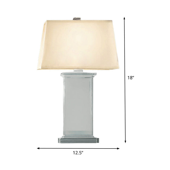 Lampe de bureau rectangulaire en cristal avec abat-jour blanc pur, offre un éclairage design pour intérieur moderne.
