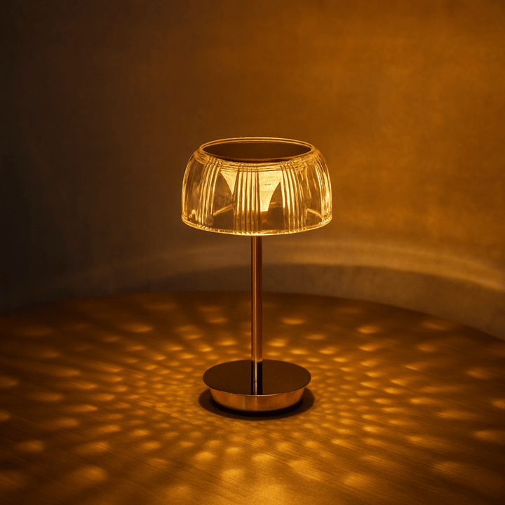 Lampe de table LED sans fil moderne, abat-jour dôme strié, décore salon ou chambre avec style.