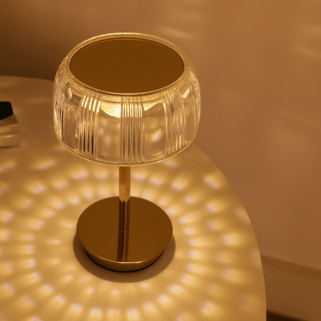 Lampe de table LED design sans fil, abat-jour dôme strié, tactile, pour une lumière d'ambiance.
