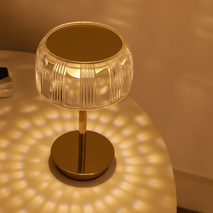 Lampe de table LED design sans fil, abat-jour dôme strié, tactile, pour une lumière d'ambiance.