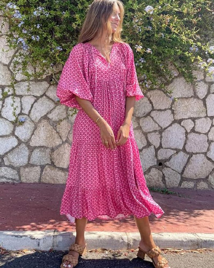 Photo d'une robe longue d'été pour femme, confortable, fluide et chic, disponible en plusieurs couleurs.