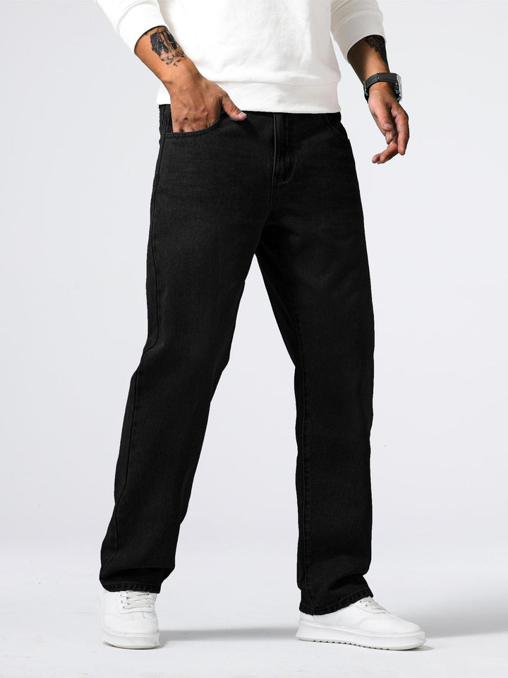 Jeans homme décontracté urbain, coupe droite classique, parfait pour un style quotidien.