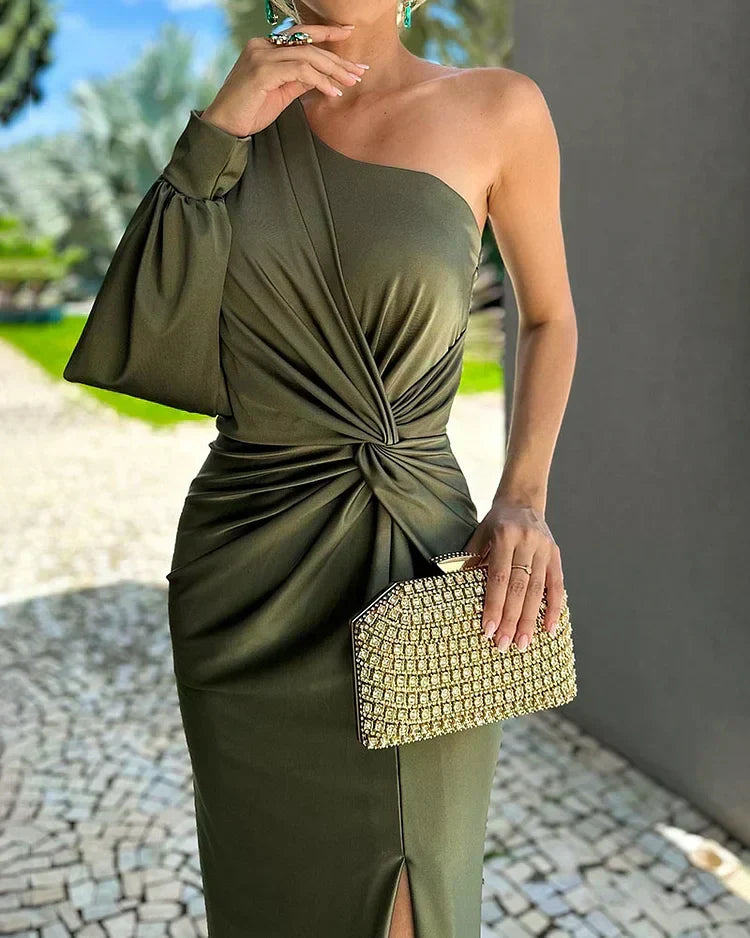 Robe fluide drapée femme, offrant confort et polyvalence, idéale pour l'été ou le printemps.