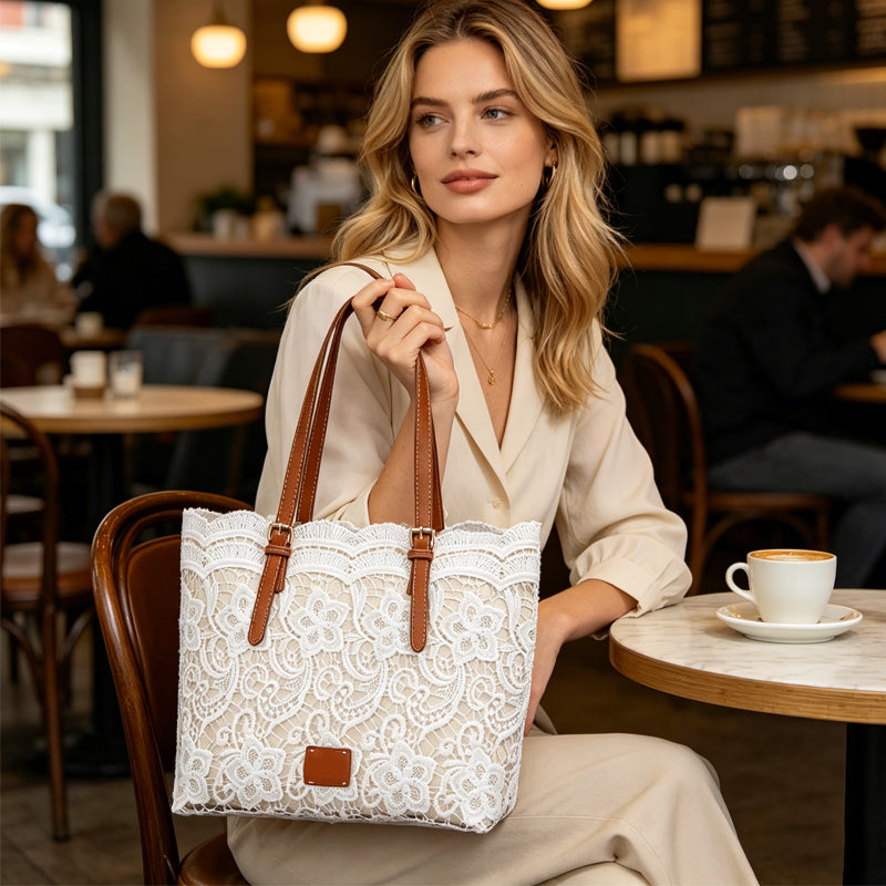 Sac à main fourre-tout chic en dentelle blanche et cuir PU, style vintage pour une femme élégante.