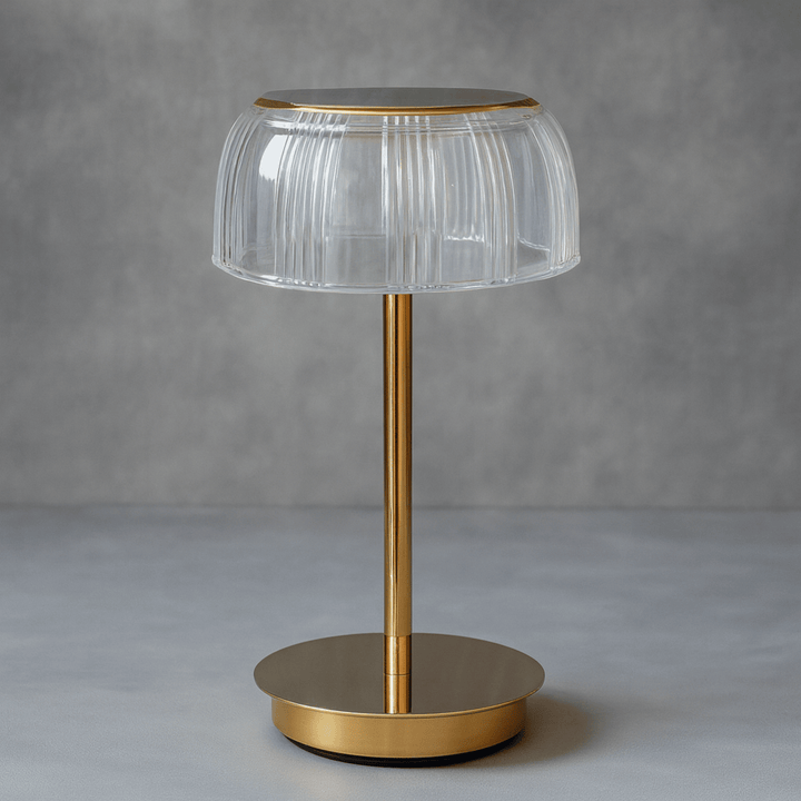 Lampe de table LED portable, abat-jour dôme strié, design épuré, pour décoration et ambiance cosy.
