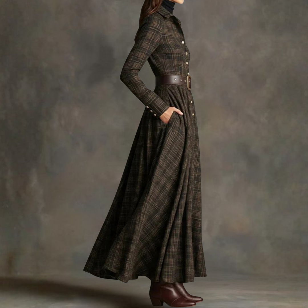 Robe longue femme boutonnée, style vintage décontracté, motif tartan. Tendance hiver, ceinturée pour un look chic.