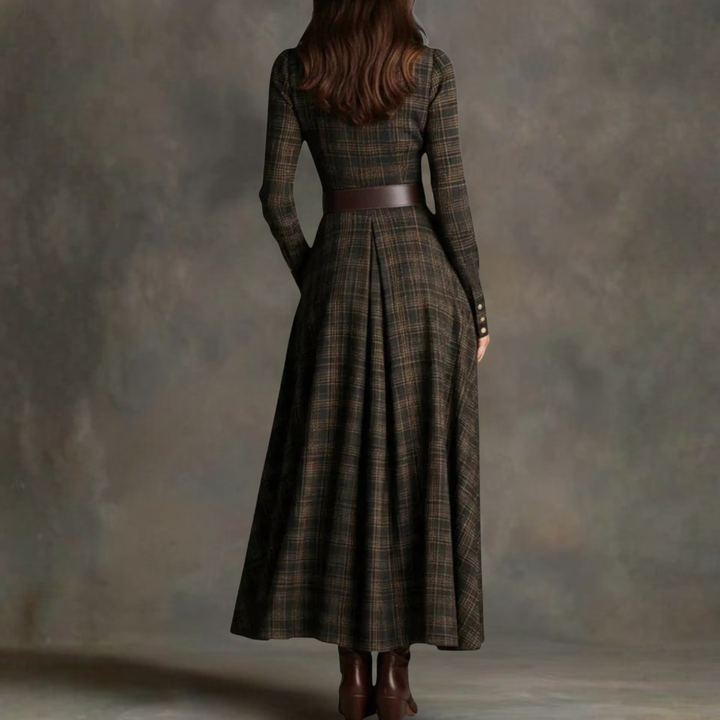 Robe longue vintage confortable en tartan pour femme, boutonnée et ceinturée. Style élégant pour l'hiver décontracté.